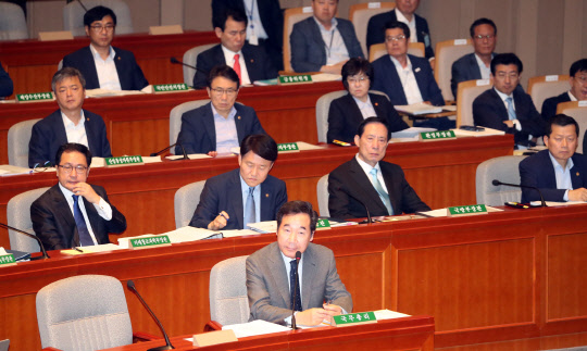 이낙연 국무총리가 14일 오후 국회 예산결산특별위원회 전체회의에서 질문받고 있다.